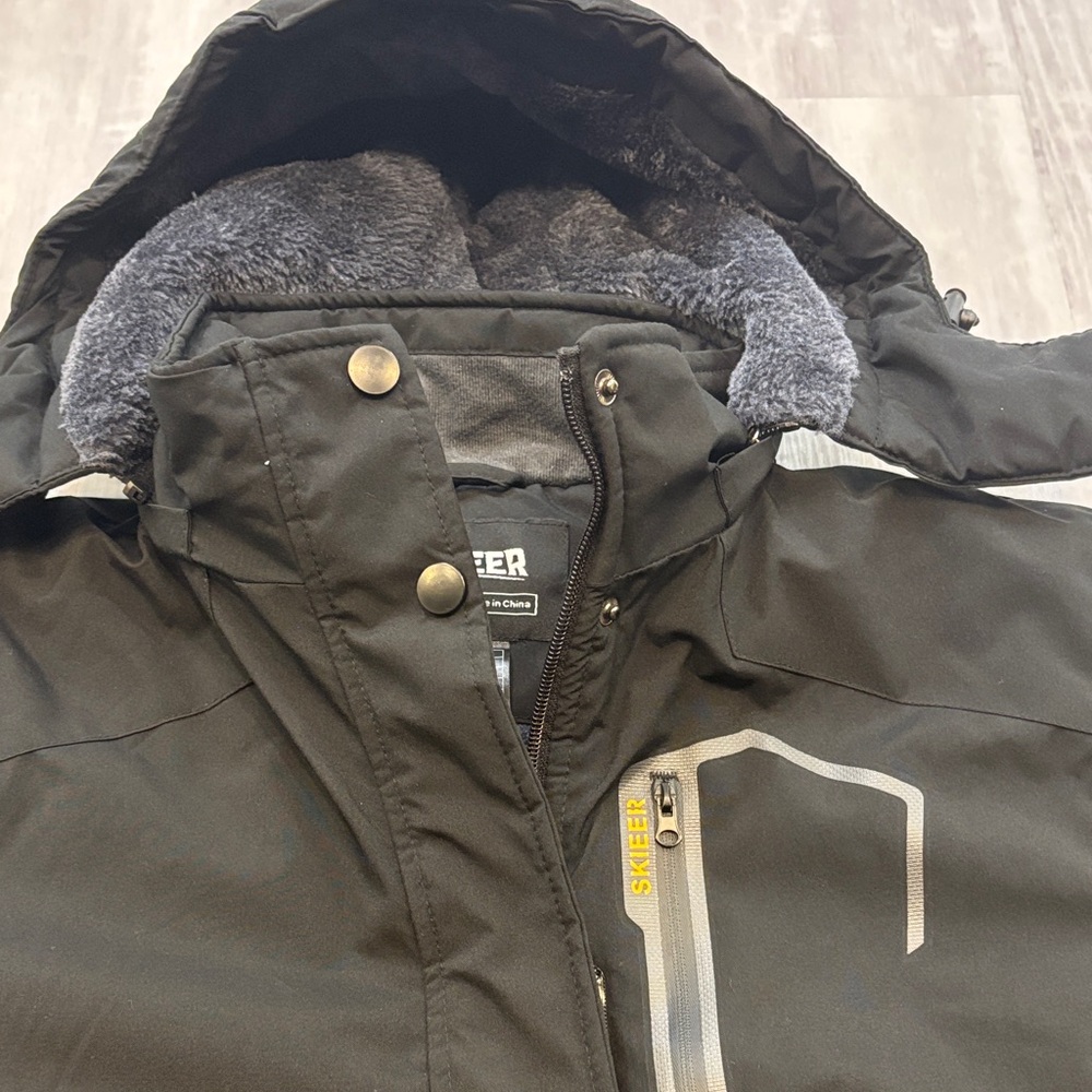 Skieer Waterproof Ski Jacket with detachable hood. Inside pockets. Size small. - Picture 3 of 10